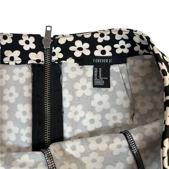 Forever 21 High Rise Stretchy Black and White Floral High Waited Short Shorts - Picture 3 of 4